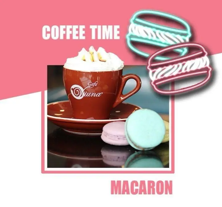 تصویر تبلیغاتی کافه ویونا با یک فنجان قهوه داغ (احتمالاً کاپوچینو) با خامه و ماکارون‌های رنگی خوشمزه برای لحظات شیرین.