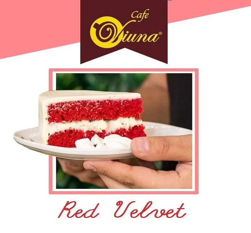 تکه کیک ردولوت خوشمزه و زیبا از کافه ویونا، با لایه های قرمز مخملی و خامه سفید، آماده سرو. کیک ردولوت کافه ویونا.