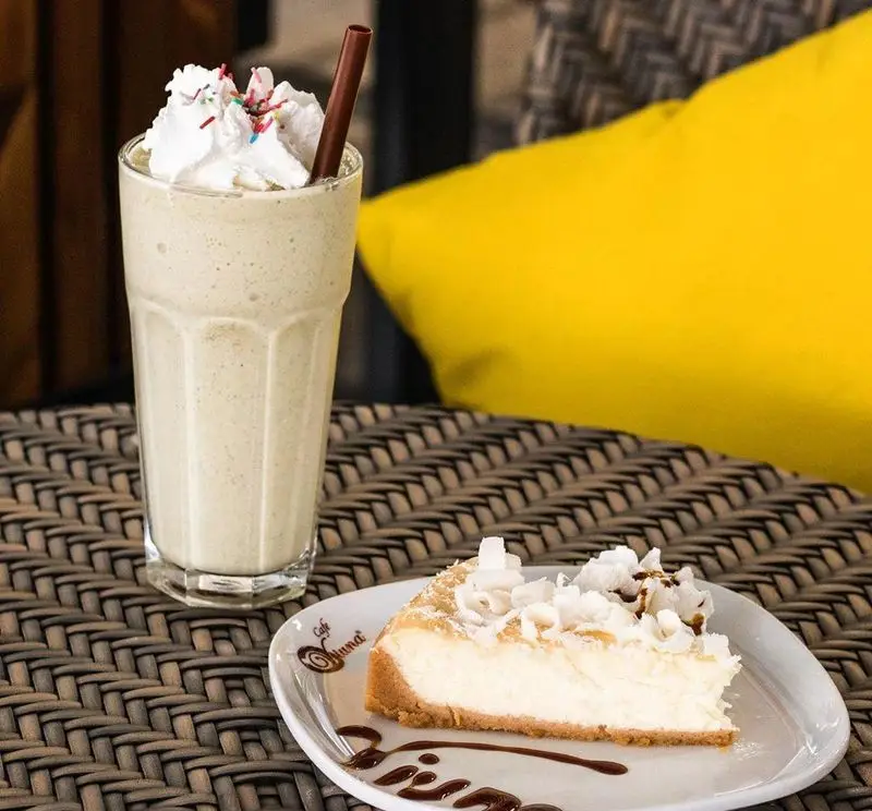 میلک شیک خامه دار و چیز کیک وسوسه انگیز با سس شکلات در کافه ویونا. لحظاتی شیرین و به یادماندنی در فضایی دلنشین.