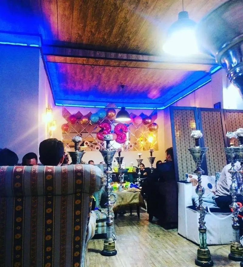 محیط دنج و شیک کافه مافه با نورپردازی خاص، تزئینات جشن تولد (عدد ۳۸) و قلیان‌های متنوع. فضایی دلنشین برای دورهمی و سرویس‌دهی عالی.