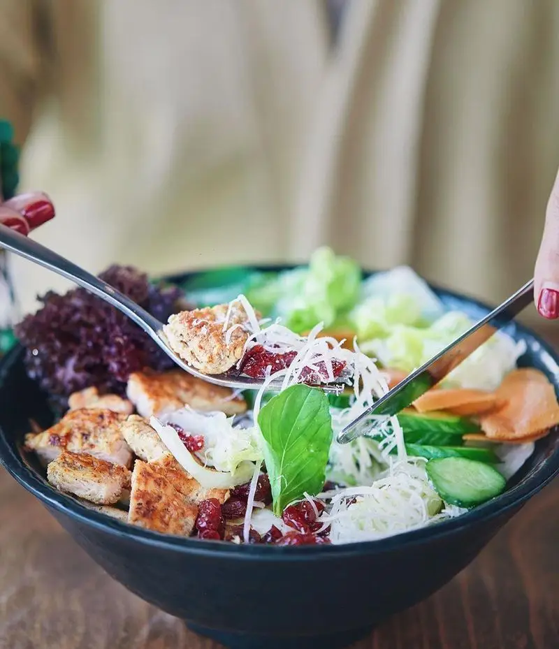 لذت بردن از سالاد مرغ گریل تازه و رژیمی فست فود باروژ با سبزیجات متنوع و سس مخصوص، انتخابی سالم و خوشمزه برای ناهار یا شام.