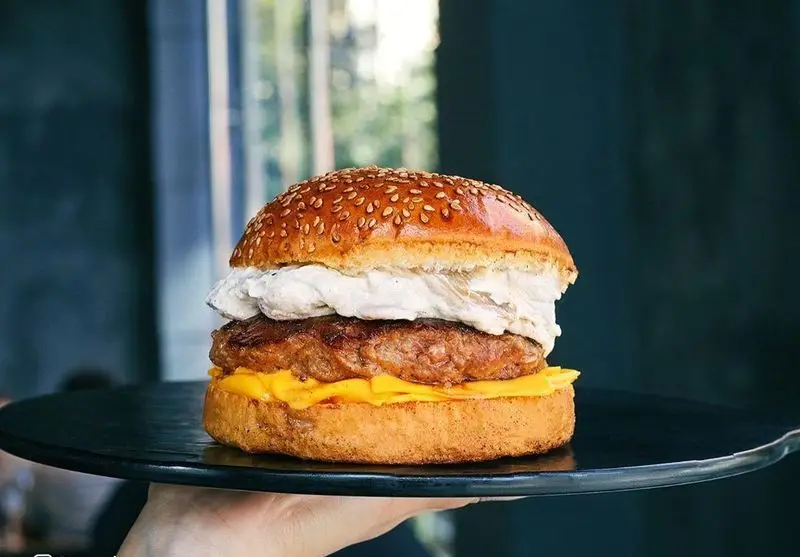 همبرگر ویژه فست فود باروژ، ترکیبی از نان تازه کنجدی، برگر دست‌ساز، پنیر لذیذ و سس مخصوص برای طعمی فراموش‌نشدنی.