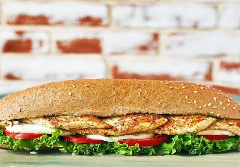 ساندویچ مرغ گریل باروژ، پر از فیله مرغ طعم‌دار با نان سبوس‌دار کنجدی، کاهو، گوجه و پیاز تازه، انتخابی سالم و مقوی از فست فود باروژ.