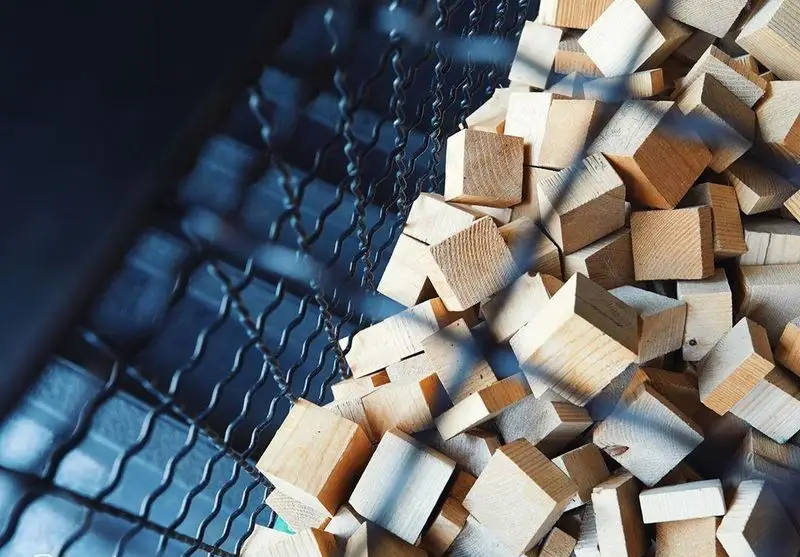 فضایی منحصربه‌فرد با مکعب‌های چوبی و بافت‌های صنعتی در فست فود باروژ، برای تجربه‌ای متفاوت از طعم‌های اصیل و کیفیتی برتر.