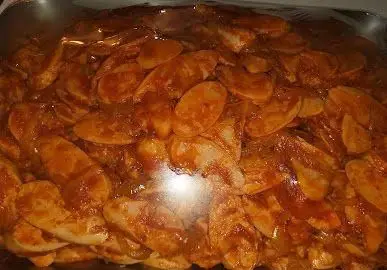 تکه‌های مرغ آبدار با سس کاراملی و براق، غذای خوشمزه و خاص فست فود پاتوق، آماده برای سرو در رستوران.