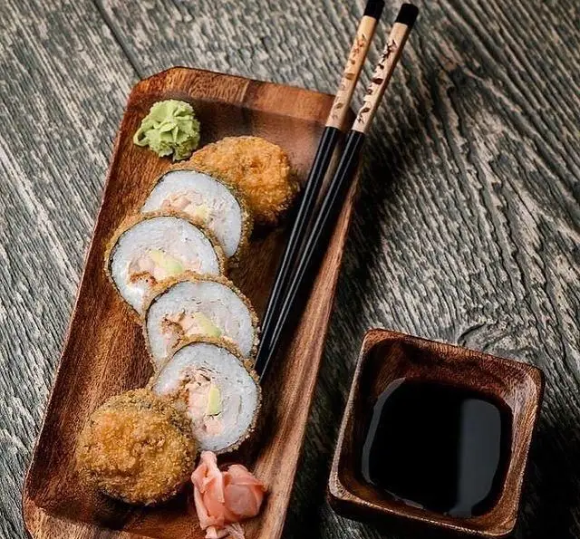 سوشی رول سوخاری ترد و خوش‌طعم رستوران چاپ چاپ فرشته. غذای ژاپنی بی‌نظیر با واسابی تند، زنجبیل تازه و سس سویای غلیظ. لذت واقعی در تهران.