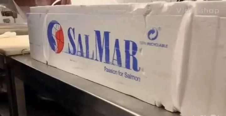 سالمون تازه SalMAR (Passion for Salmon) باکیفیت برای رستوران چاپ چاپ فرشته. تامین مواد اولیه مرغوب و ۱۰۰٪ قابل بازیافت جهت خلق طعم‌های بی‌نظیر.