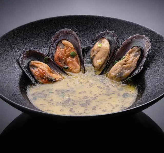 چهار صدف سیاه خوشمزه در سس خامه ای مخصوص رستوران چاپ چاپ (فرشته)، غذای دریایی لذیذ برای تجربه ای متفاوت.