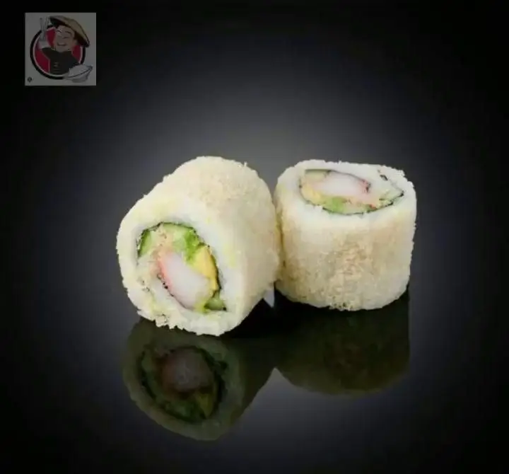 سوشی رول کریسپی سوخاری چاپ چاپ فرشته: دو رول لذیذ با خرچنگ، آووکادو و خیار. غذای ژاپنی تازه و خوشمزه برای سفارش آسان.
