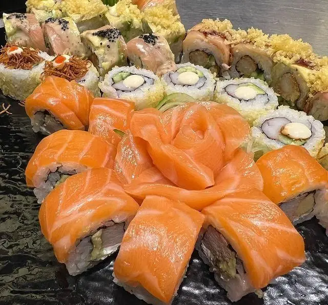 پلاتر بزرگ و متنوع سوشی رستوران چاپ چاپ فرشته شامل رول‌های سالمون، ماکی‌های رنگارنگ و دیگر غذاهای ژاپنی با کیفیت بالا و طعم بی‌نظیر.