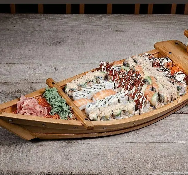 سوشی قایقی بزرگ رستوران چاپ چاپ فرشته با مجموعه‌ای متنوع از رول‌های سوشی، زنجبیل و واسابی. بهترین سوشی در تهران.