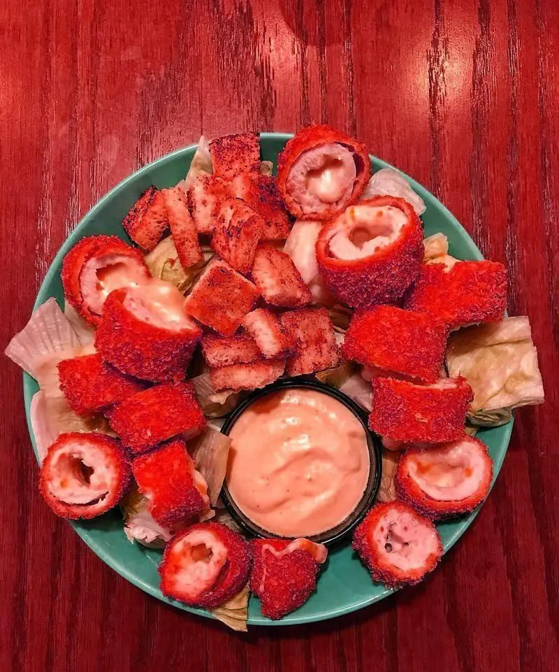 فینگر فود سوخاری رول های پنیری کریسپی قرمز کافی شاپ ریو وو با سس مخصوص. پیش غذایی خوش طعم و جذاب برای تجربه ای لذیذ.