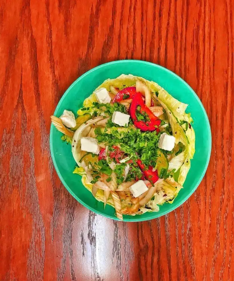 سالاد سبزیجات تازه و پنیر مکعبی خوشمزه در کافی شاپ ریو وو، یک غذای سالم و لذیذ برای تجربه‌ای دلپذیر.