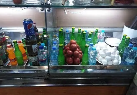 ویترین دیزی سرای آذربایجان با نوشیدنی‌های خنک، گوجه فرنگی‌های تازه و تخم‌مرغ‌های سفید، آماده پذیرایی از مشتریان.