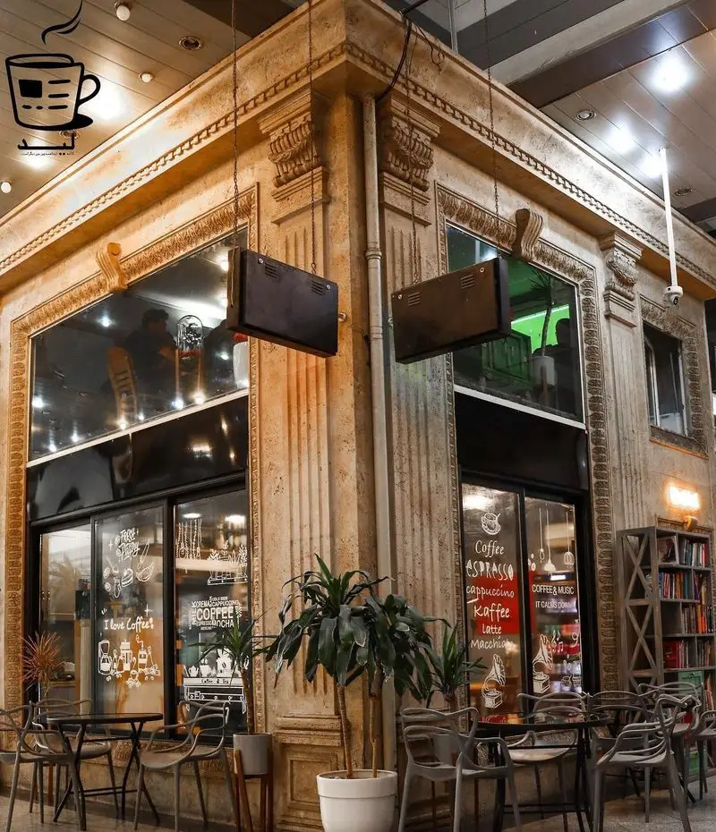 کافه لید، نمایی جذاب از یک کافه با دکوراسیون کلاسیک، میز و صندلی در فضای باز، مناسب برای قهوه، گفتگو و مطالعه با دوستان.