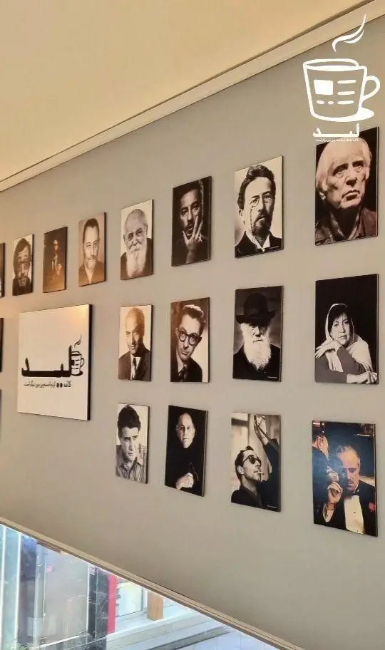 کافه لید: دیوار پرتره‌های سیاه و سفید مشاهیر، ایجاد فضایی فرهنگی و دلنشین در دکوراسیون داخلی این کافی‌شاپ.