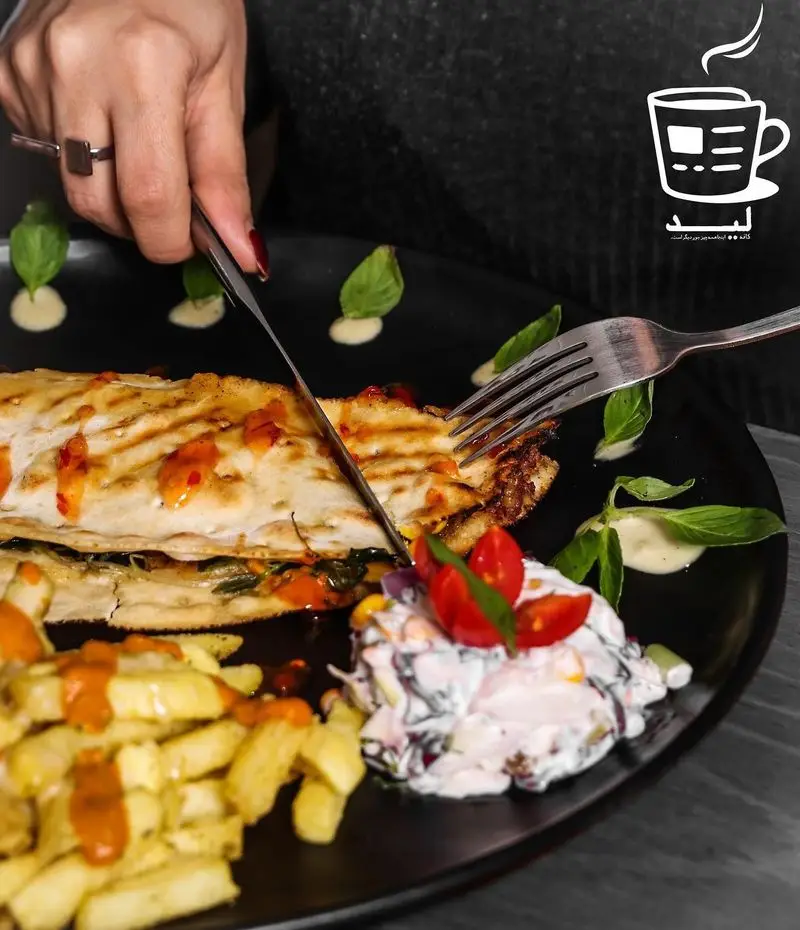 کافه لید ارائه دهنده ساندویچ گریل داغ، سیب زمینی سرخ کرده و سالاد تازه. غذایی لذیذ برای تجربه ای دلپذیر در کافه.