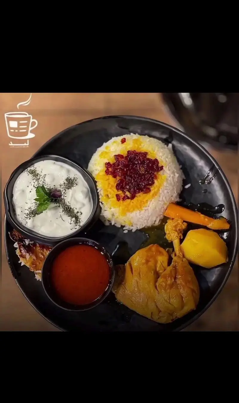تصویری جذاب از زرشک پلو با مرغ، ماست و خیار و سس قرمز در کافه لید؛ یک پیشنهاد عالی برای دوستداران غذای اصیل ایرانی.