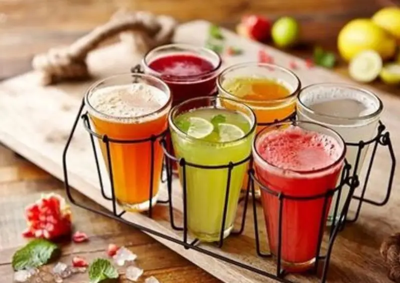 شش آبمیوه تازه و رنگارنگ کافه لِبنان: لیموناد، آب هندوانه و پرتقال، انتخابی ایده‌آل برای نوشیدنی‌های خنک و سالم تابستان.