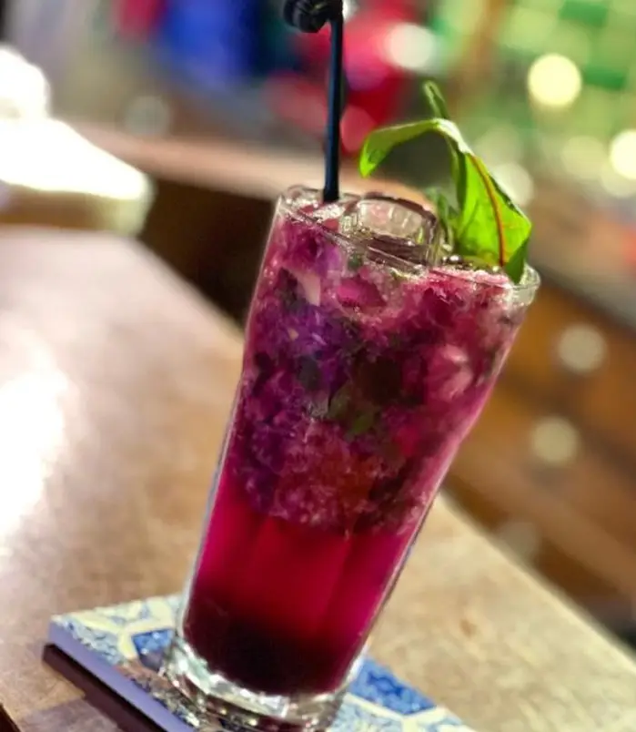 کوکتل میوه‌ای بنفش و صورتی خنک با یخ و برگ نعناع تازه در کافه لِبنان. لذت نوشیدن یک طعم خاص و دلپذیر.