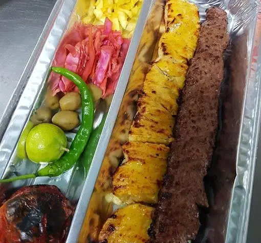 سینی کباب اصیل ایرانی از کافه رستوران ناردون: جوجه کباب، کوبیده، ترشی‌های متنوع، فلفل سبز، لیمو و گوجه کبابی.