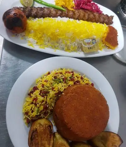 کباب کوبیده با برنج زعفرانی، زرشک پلو با ته چین و بادمجان در رستوران و کافه ناردون. غذای سنتی و لذیذ ایرانی.