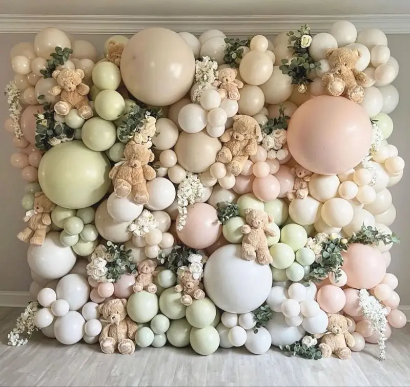 بالون آرایی و گل آرایی شیک برای جشن سیسمونی و تولد با خرس‌های عروسکی، بالون‌های کرم، هلویی و سبز پاستلی.