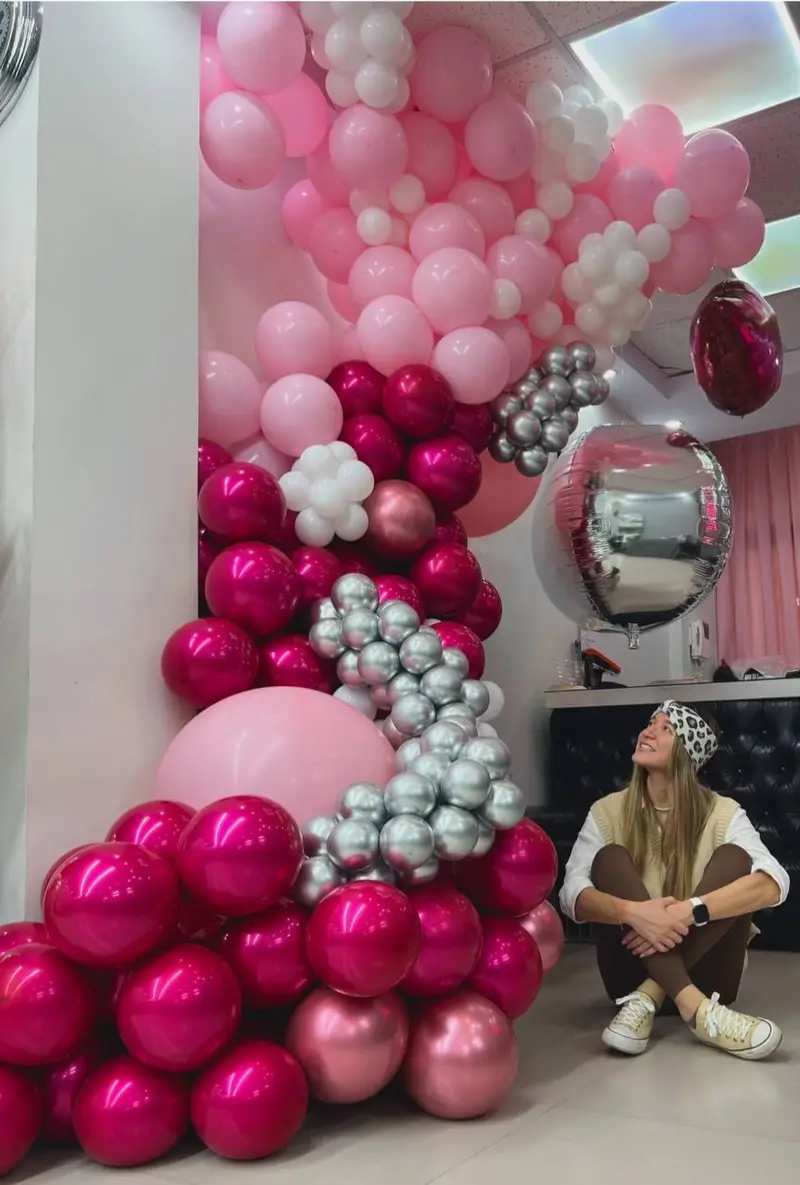 دیزاین منحصر به فرد بادکنک آرایی بالونیا با ترکیب رنگهای جذاب صورتی، فوشیا، سفید و نقره‌ای برای جشن‌ها و رویدادهای خاص.