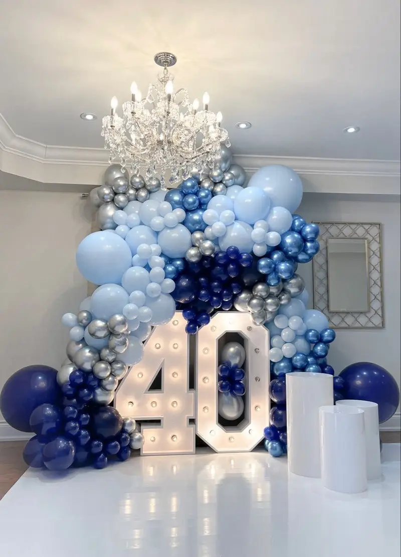 بادکنک آرایی شیک و جذاب با تم آبی، آبی آسمانی و نقره ای به همراه عدد نورانی 40، مناسب جشن تولد و سالگرد، دیزاین بالونیا.