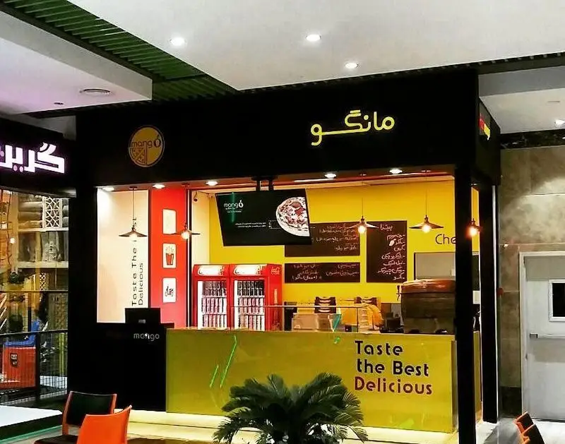 کافه رئیس، محیطی مدرن و جذاب برای فست فود و پیتزا. پیشخوان مانگو با شعار "Taste the Best Delicious". تجربه‌ای دلپذیر از غذاهای خوشمزه.