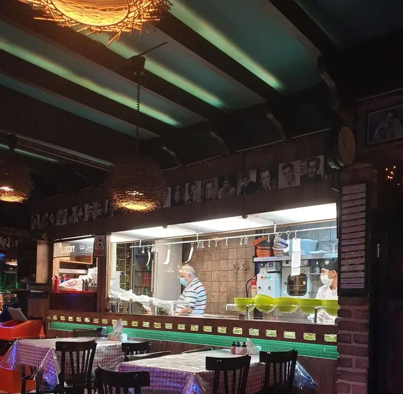 فضای داخلی گرم و جذاب پیتزا دهکده با آشپزخانه باز، پرسنل مجرب و دکوراسیون نوستالژیک. آماده ارائه بهترین پیتزا و تحویل سریع غذا.