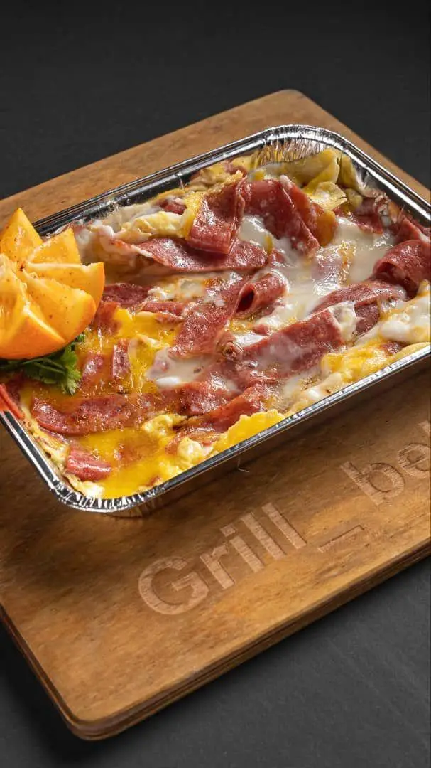 املت پنیری و سوسیس گریل شده کافه گریل ببک در ظرف بیرون بر، یک انتخاب عالی و خوشمزه برای غذای شما.