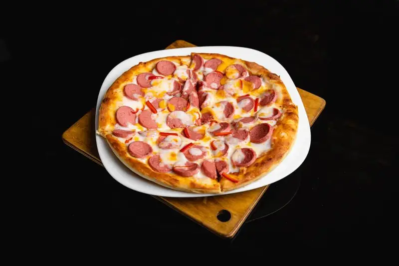 پیتزای سوسیس و فلفل کافه گریل ببک، یک انتخاب عالی و پرطرفدار برای لذت بردن از غذای خوشمزه و باکیفیت در رستوران.