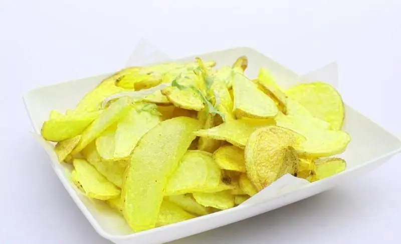 سیب زمینی تنوری طلایی و خوشمزه در یک بشقاب سفید از فست فود کافی 72، انتخابی عالی برای یک میان وعده لذیذ و پرطرفدار.