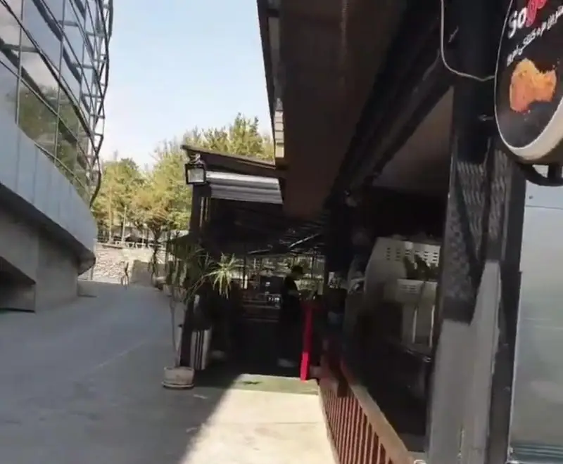 فضای بیرونی و ورودی کی اف سی سوگود ولیعصر، کافه رستوران محبوب با محوطه دلنشین و نمایی از ساختمان مدرن تهران.