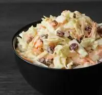 سالاد کلم مخصوص پیتزا شیلا پیروزی با کشمش، گزینه‌ای سالم و خوش‌طعم برای ساید دیش یا پیش‌غذای شما در رستوران شیلا پیروزی.