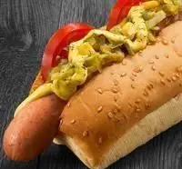 فست فود شیلا: هات داگ با کیفیت و لذیذ، همراه با سس خردل، رلش، گوجه فرنگی تازه. سفارش آنلاین از پیتزا شیلا پیروزی.