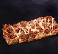 پیتزا مستطیلی پرملات سوسیس، پنیر و سس سیر روی میز تیره. طعم اصیل پیتزا ایتالیایی در پیتزا شیلا پیروزی، بهترین فست فود تهران.