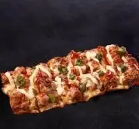 پیتزا لقمه‌ای مرغ و هالاپینو تند پیتزا شیلا پیروزی با پنیر، سس مخصوص و مخلفات عالی برای سفارش در شرق تهران.