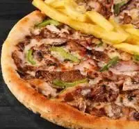 پیتزا گوشت و قارچ خوشمزه شیلا پیروزی با فلفل دلمه و سیب زمینی سرخ کرده تازه، بهترین انتخاب برای یک وعده غذایی عالی.