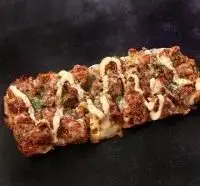 سینی مرغ و نان سیر لذیذ از پیتزا شیلا پیروزی، با تکه‌های مرغ طعم‌دار، سس مخصوص و سبزیجات معطر، یک انتخاب عالی برای تجربه طعمی به‌یادماندنی.