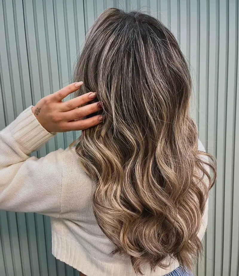 نمونه کار رنگ و لایت موی زنانه با تکنیک بالیاژ قهوه‌ای روی موهای بلند و حالت‌دار در سالن زیبایی و آرایشگاه زنانه بی بی