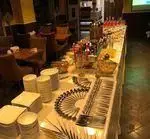 بوفه مجلل و کامل سرای سنتی دفینه با انواع غذاهای خوشمزه ایرانی، نوشیدنی‌ها، دسر و ظروف آماده برای پذیرایی مهمانان در فضایی دلنشین.