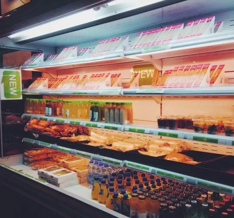 محصولات کلانا در یخچال فروشگاه: ساندویچ‌های تازه، انواع غذای آماده، آبمیوه‌ها و نوشیدنی‌های متنوع و بسته‌بندی شده Cluna.