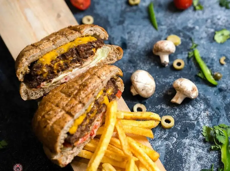 ساندویچ چیزبرگر محبوب کافه رستوران ایتالیایی دیبارو، با گوشت تازه و پنیر آب شده، همراه سیب‌زمینی سرخ‌کرده و مخلفات سالم.