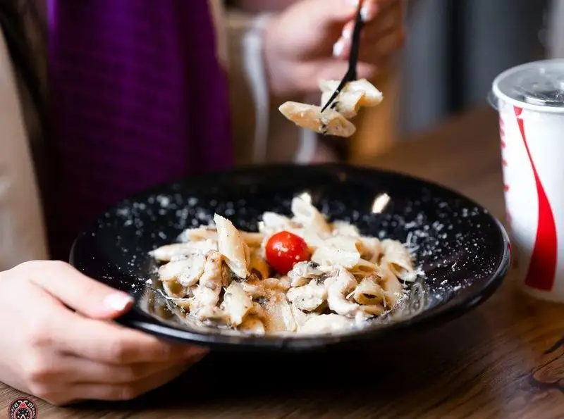 لذت تجربه طعم اصیل و فراموش‌نشدنی پاستا پنه با سس خامه و قارچ در کافه رستوران ایتالیایی دیبارو، بهترین غذای ایتالیایی برای شما.