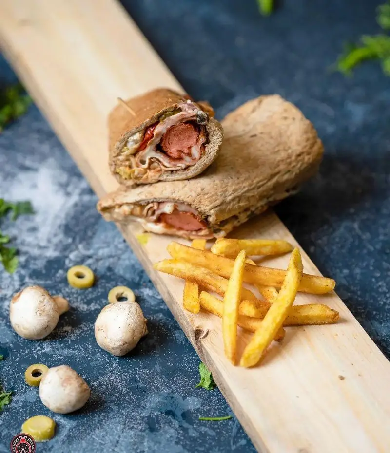 ساندویچ هات داگ جذاب با سیب زمینی سرخ کرده ترد و خوشمزه، به همراه قارچ و زیتون. منوی کامل کافه رستوران ایتالیایی دیبارو.