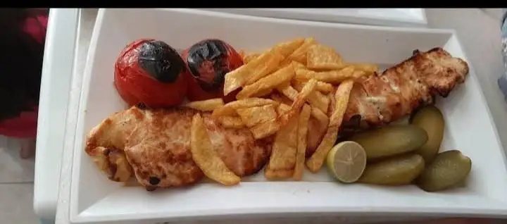 غذای کامل و خوشمزه رستوران انتظامی: کباب مرغ زعفرانی به همراه سیب زمینی سرخ کرده، گوجه کبابی، خیارشور و لیمو تازه.