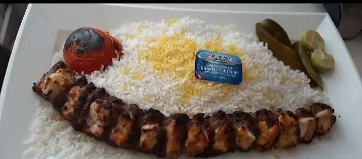 غذای اشتها آور ایرانی: کباب مخلوط (جوجه و گوشت) با برنج خوش طعم زعفرانی، گوجه کبابی، کره، خیارشور و لیمو در رستوران انتظامی.
