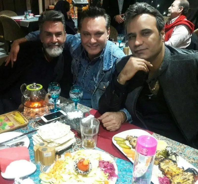 میهمانان شاد در رستوران ایرانی شهرزاد، مشغول صرف کباب و غذاهای اصیل ایرانی در محیطی گرم و صمیمی.